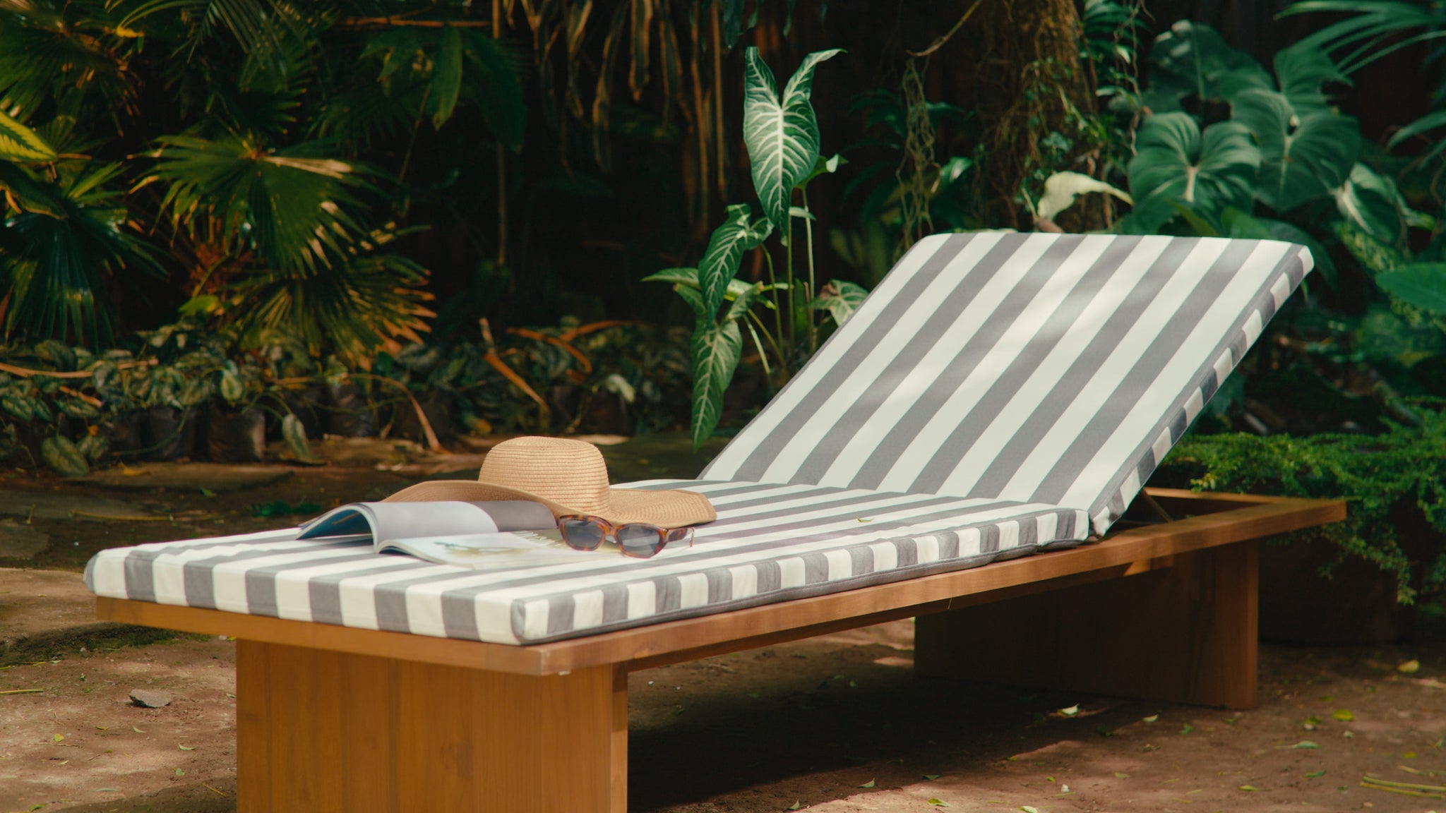 reddie-raw outdoor seating 200W x 70D x 30H *cm / Solid Reclaimed Teak Wood~Natural Bob Sun Lounger