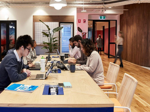 reddie-raw desk Bob Hot Desk